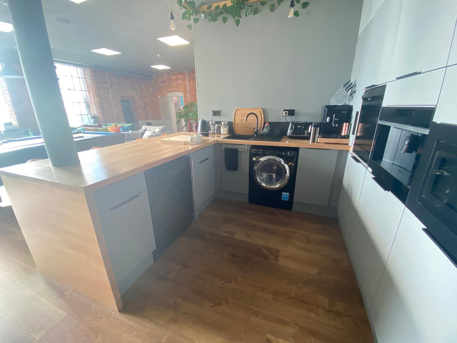 The worktop run with integrated appliances